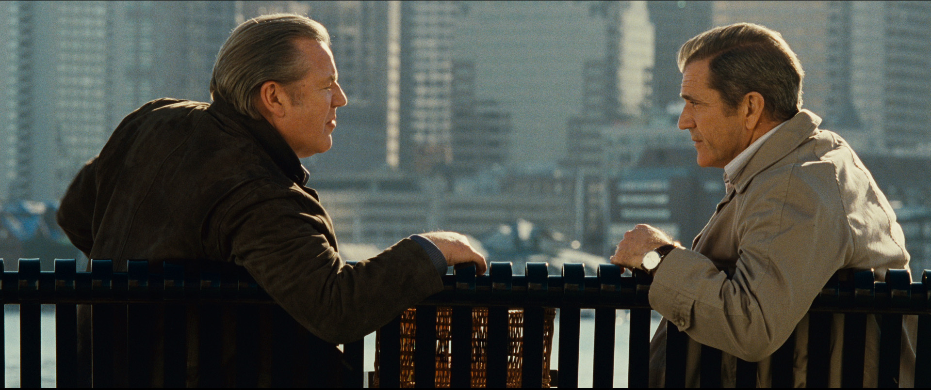 Still of Mel Gibson and Ray Winstone in Edge of Darkness (2010)