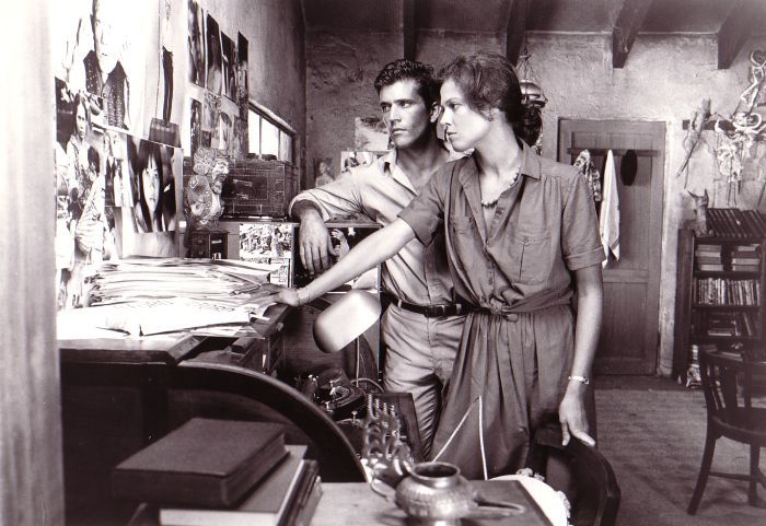 Still of Mel Gibson and Sigourney Weaver in The Year of Living Dangerously (1982)