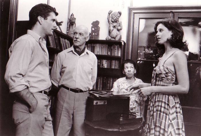 Still of Mel Gibson, Sigourney Weaver and Linda Hunt in The Year of Living Dangerously (1982)