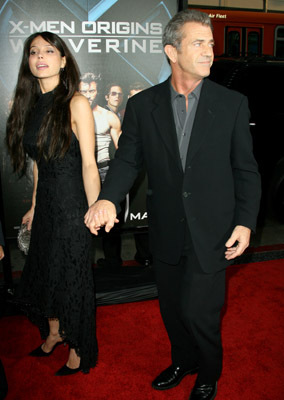 Mel Gibson and Oksana Grigorieva at event of Iksmenai: pradzia. Ernis (2009)