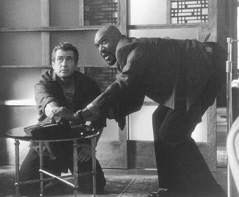 Still of Mel Gibson and Delroy Lindo in Ransom (1996)