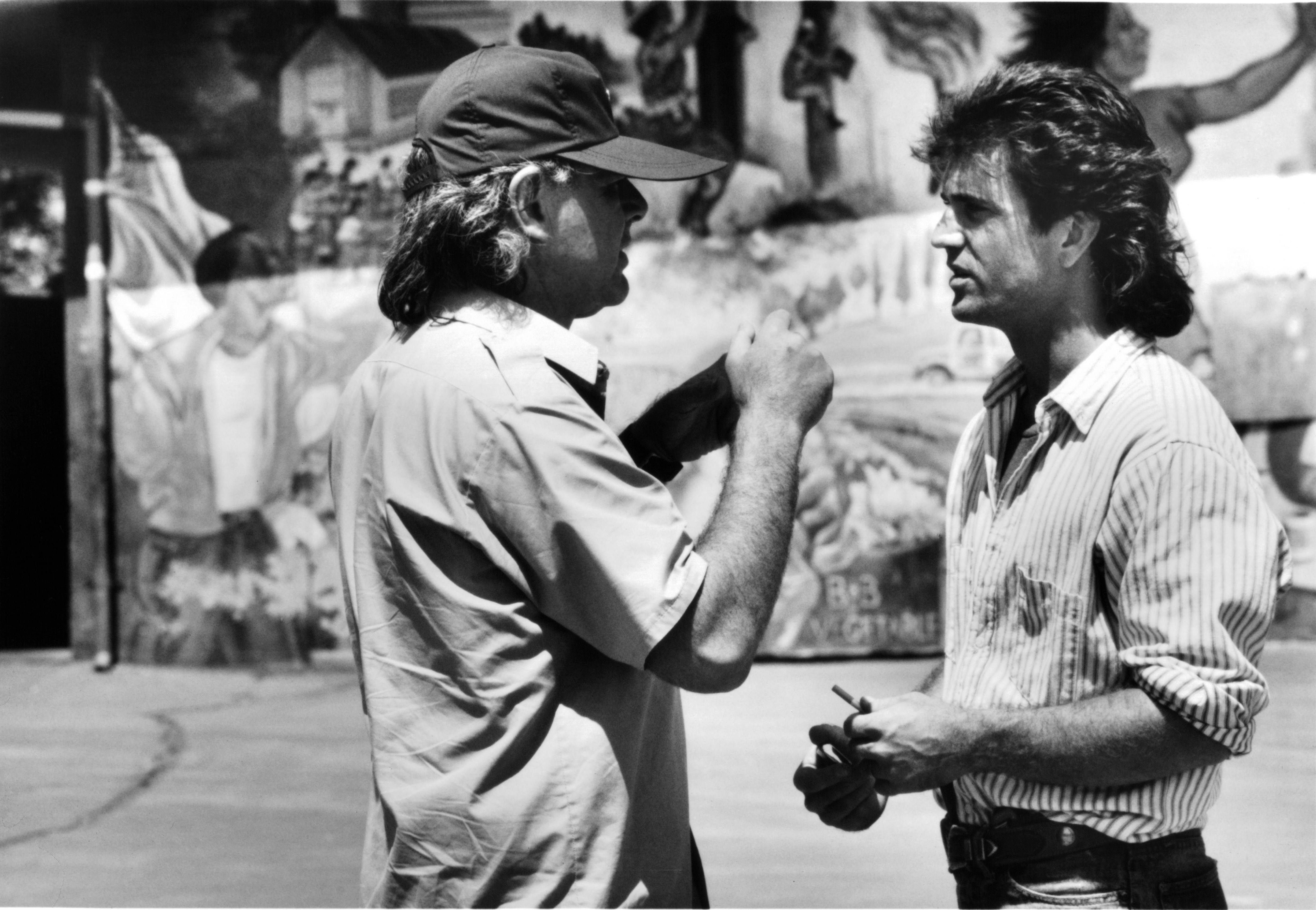 Still of Mel Gibson and Richard Donner in Mirtinas ginklas (1987)