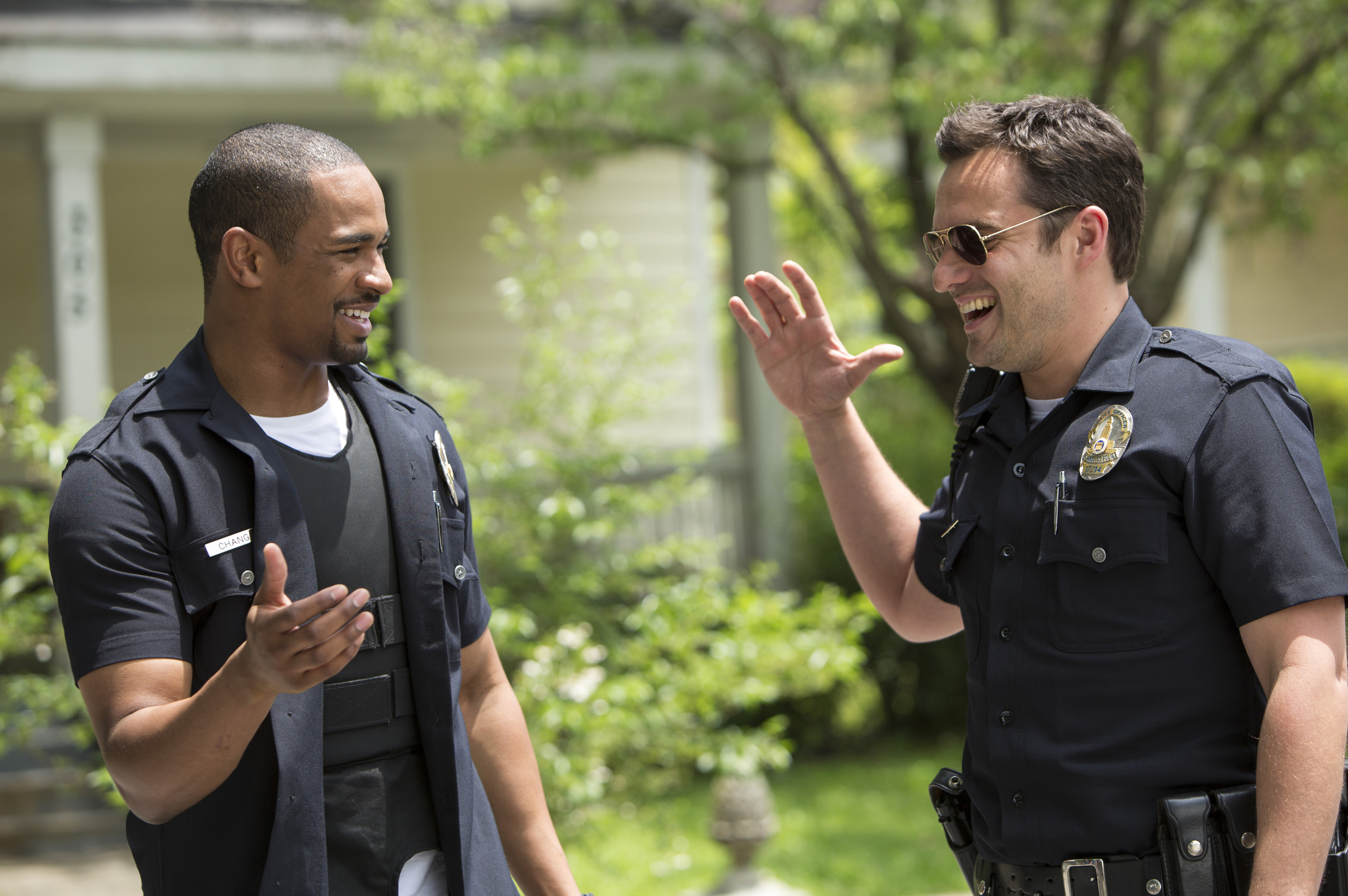 Still of Damon Wayans Jr. and Jake Johnson in Apsimeskim farais (2014)