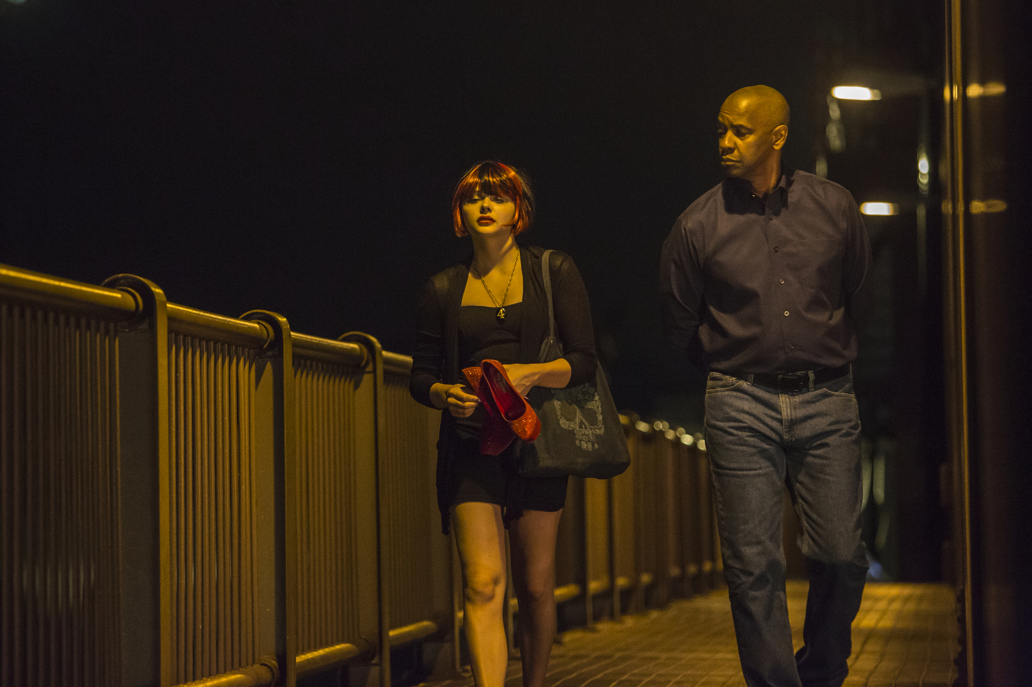 Still of Denzel Washington and Chloë Grace Moretz in Ekvalaizeris (2014)