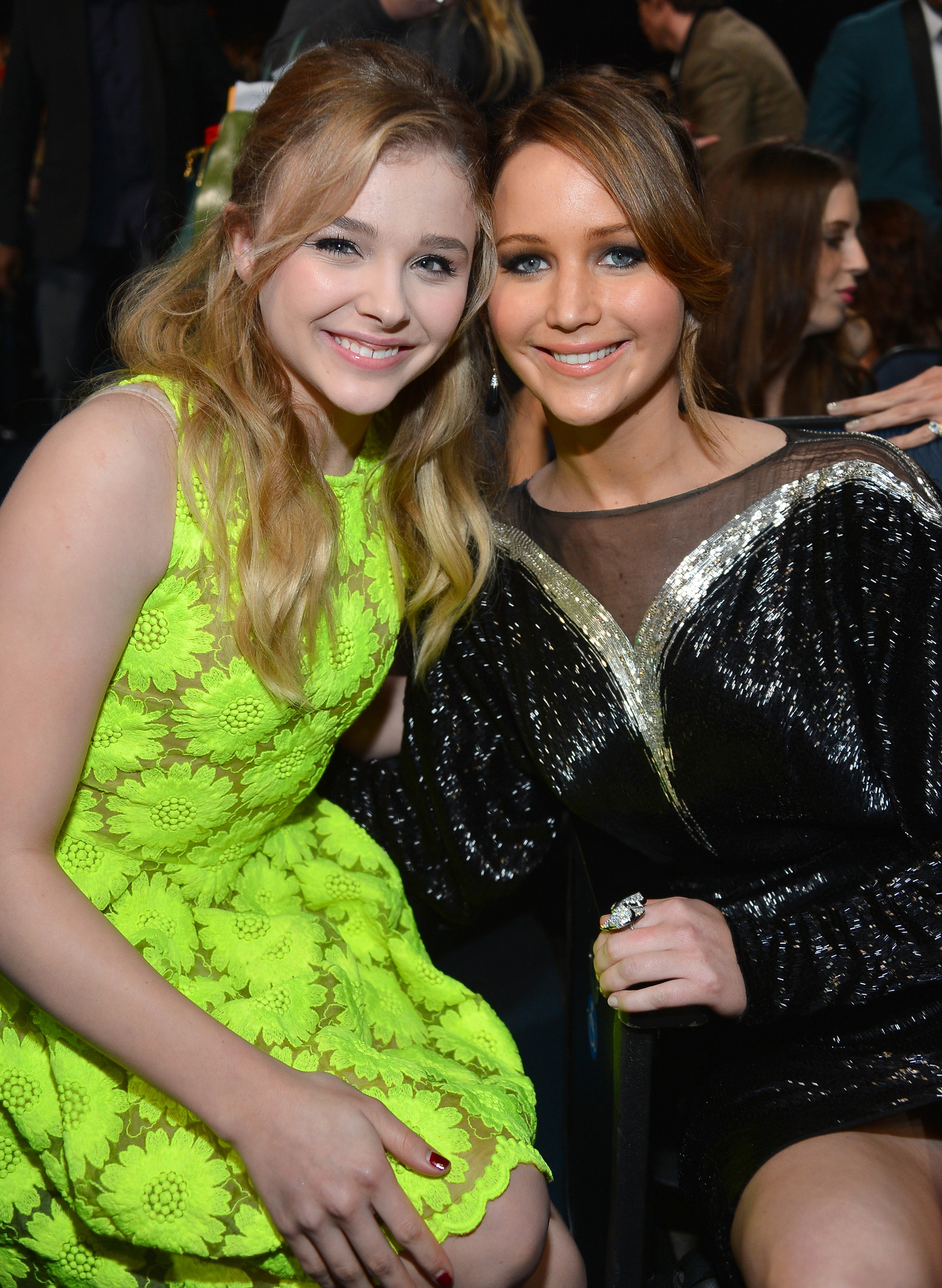 Chloë Grace Moretz and Jennifer Lawrence at event of The 39th Annual People's Choice Awards (2013)