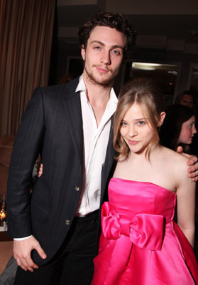 Aaron Taylor-Johnson and Chloë Grace Moretz at event of Ateini cia arba gausi i duda! (2010)