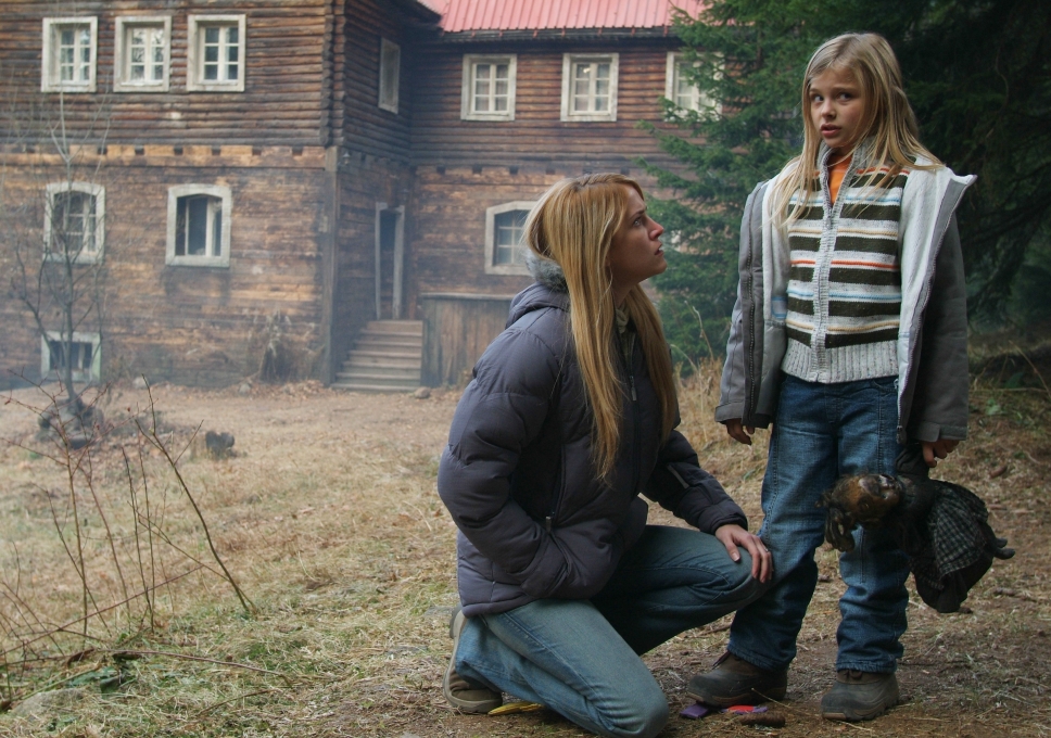 Still of Lori Heuring and Chloë Grace Moretz in Wicked Little Things (2006)