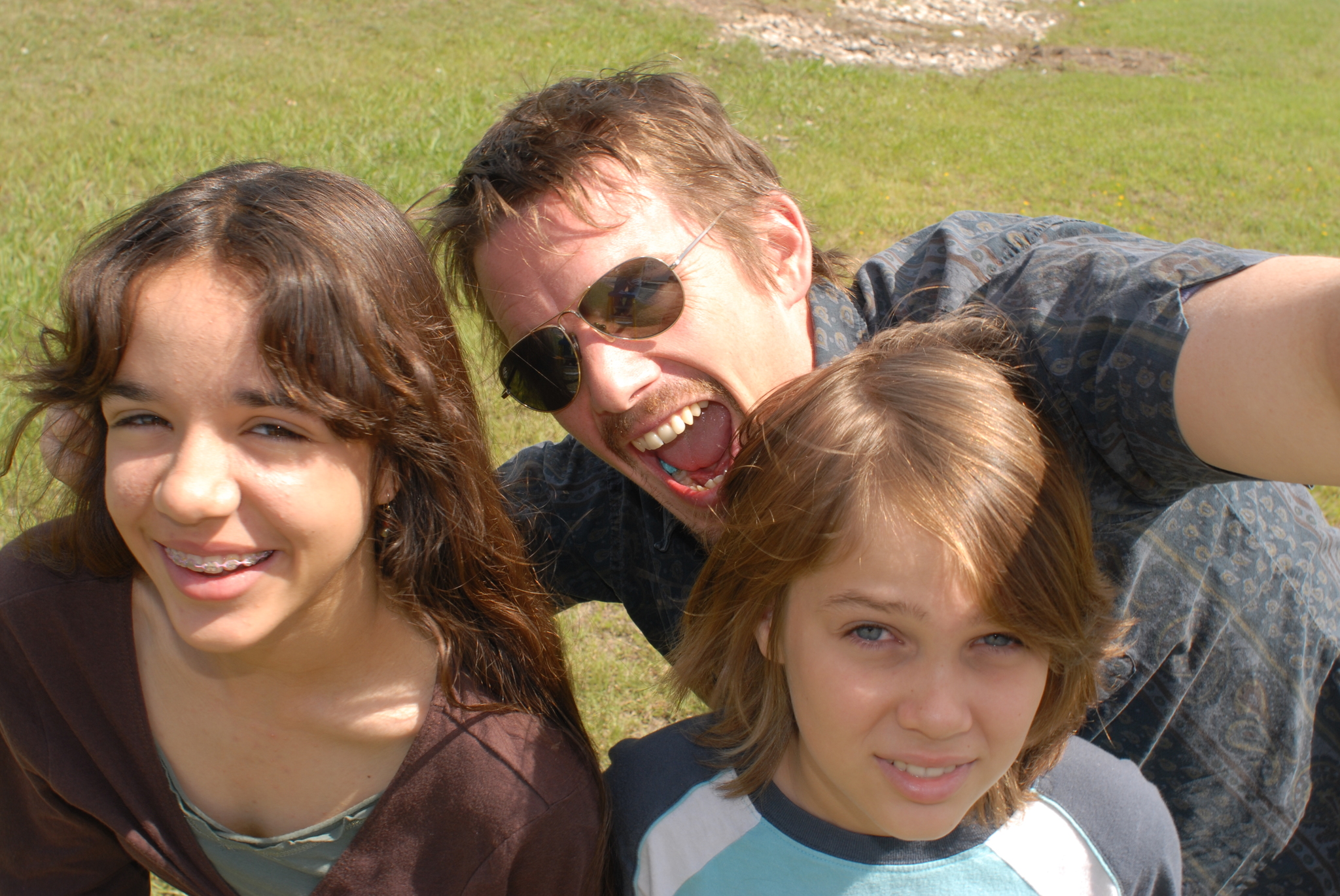 Still of Ethan Hawke, Lorelei Linklater and Ellar Coltrane in Vaikyste (2014)