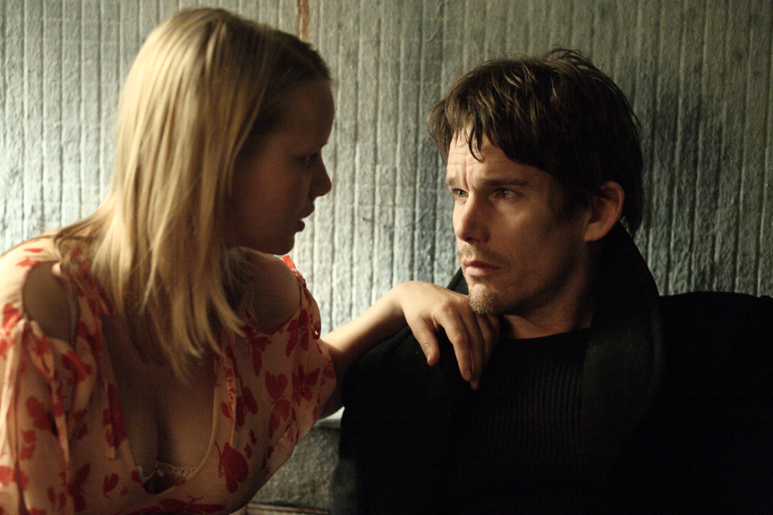 Still of Ethan Hawke and Joanna Kulig in La femme du Vème (2011)