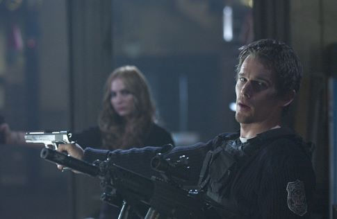 Still of Ethan Hawke and Drea de Matteo in Assault on Precinct 13 (2005)