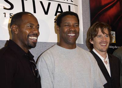 Ethan Hawke, Denzel Washington and Antoine Fuqua at event of Isbandymu diena (2001)