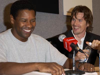 Ethan Hawke and Denzel Washington at event of Isbandymu diena (2001)