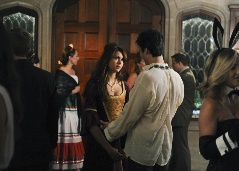 Still of Ian Somerhalder and Nina Dobrev in Vampyro dienorasciai (2009)