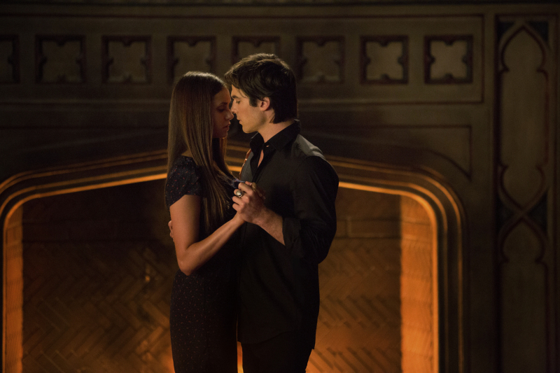 Still of Ian Somerhalder and Nina Dobrev in Vampyro dienorasciai (2009)