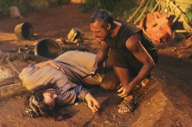 Still of Allison Janney and Titus Welliver in Dinge (2004)