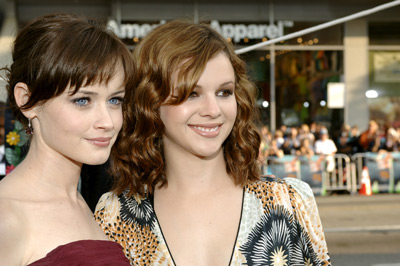 Alexis Bledel and Amber Tamblyn at event of The Sisterhood of the Traveling Pants (2005)