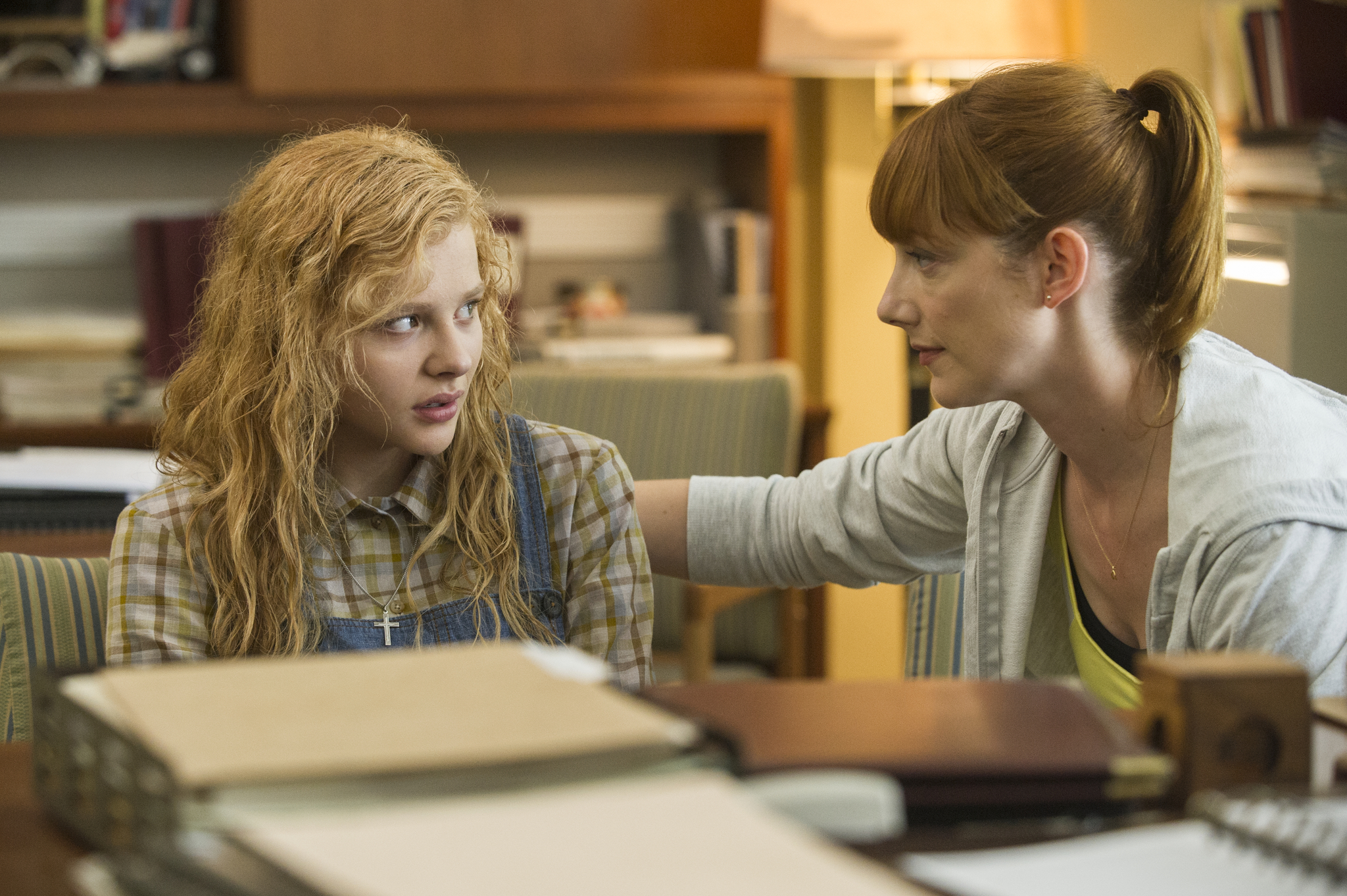 Still of Judy Greer and Chloë Grace Moretz in Kere (2013)