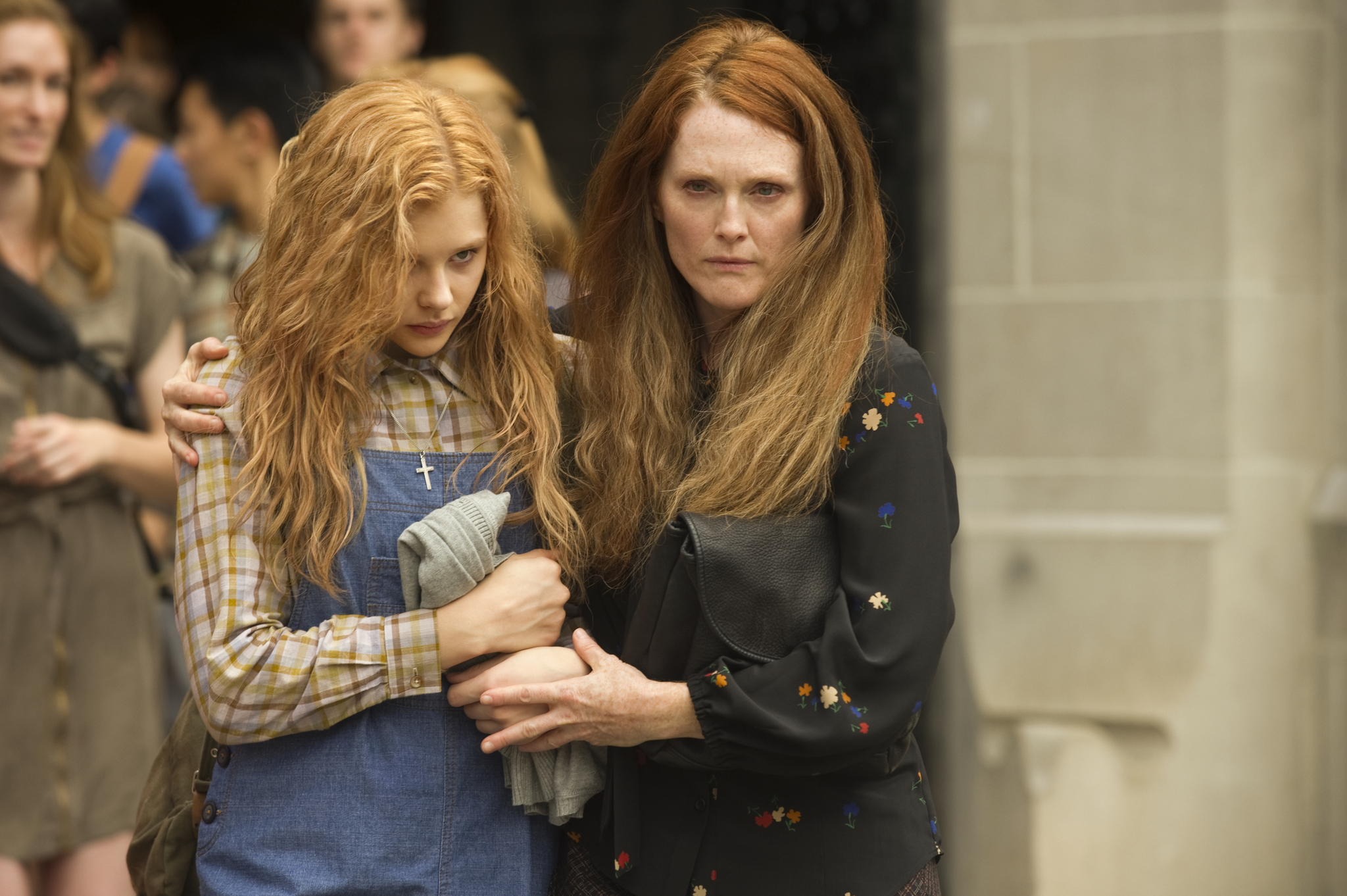 Still of Julianne Moore and Chloë Grace Moretz in Kere (2013)