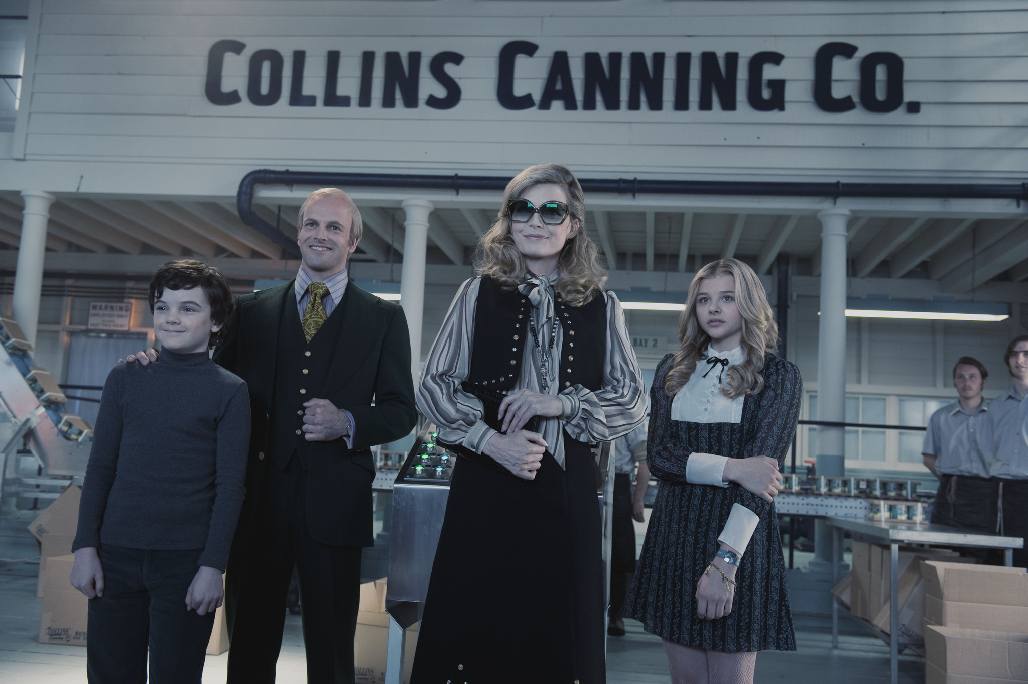 Still of Michelle Pfeiffer, Jonny Lee Miller, Chloë Grace Moretz and Gulliver McGrath in Nakties seseliai (2012)