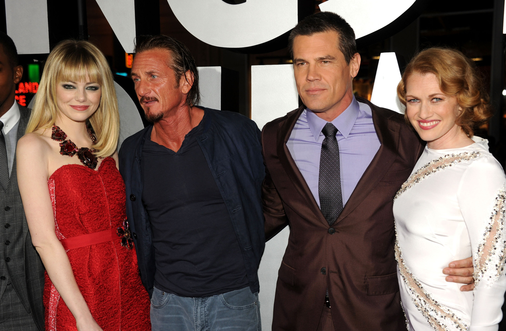 Sean Penn, Josh Brolin, Mireille Enos and Emma Stone at event of Gangsteriu medziotojai (2013)