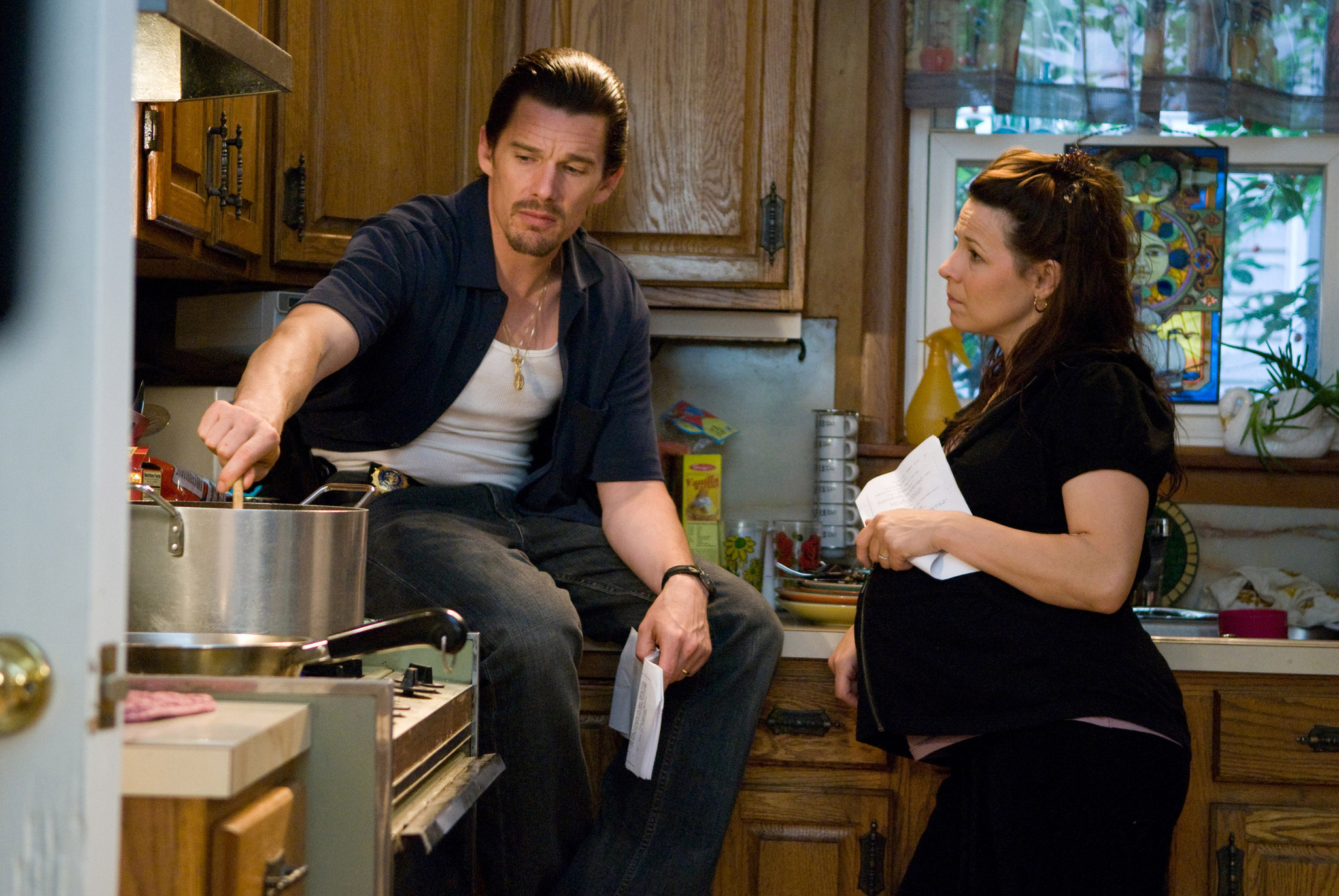 Still of Ethan Hawke and Lili Taylor in Brooklyn's Finest (2009)