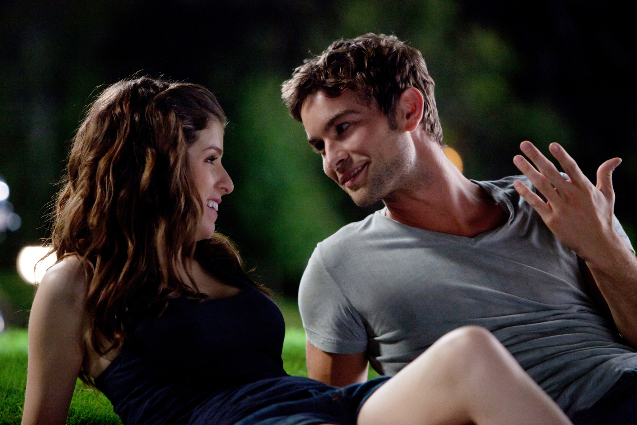 Still of Anna Kendrick and Chace Crawford in Ko laukti kai laukies (2012)