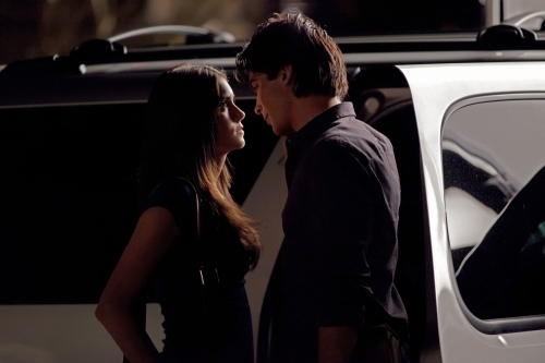 Still of Ian Somerhalder and Nina Dobrev in Vampyro dienorasciai (2009)