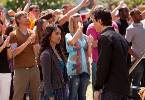 Still of Kat Graham and Ian Somerhalder in Vampyro dienorasciai (2009)