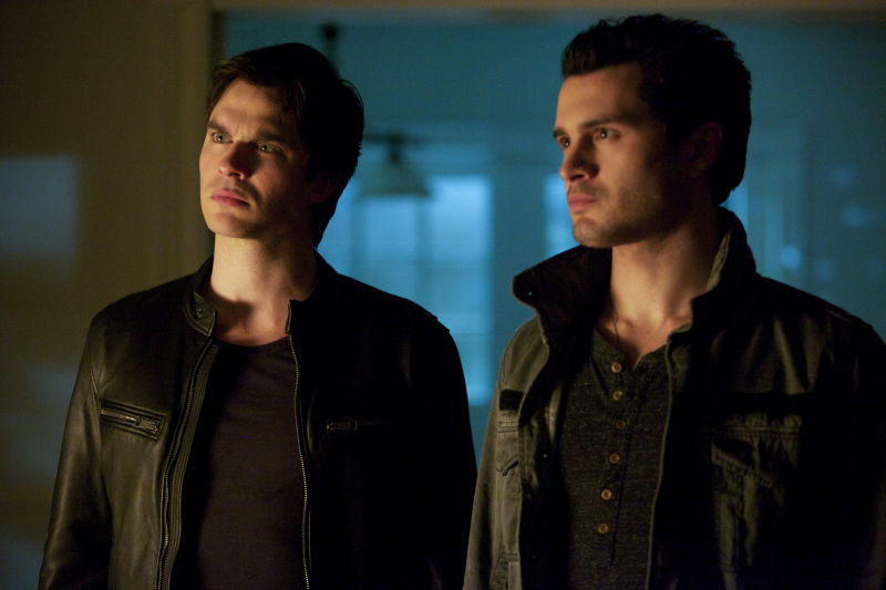 Still of Ian Somerhalder and Michael Malarkey in Vampyro dienorasciai (2009)