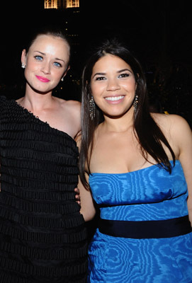 Alexis Bledel and America Ferrera at event of The Sisterhood of the Traveling Pants 2 (2008)