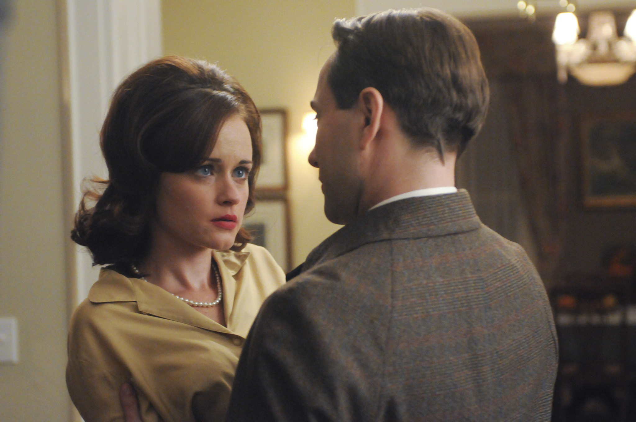 Still of Alexis Bledel and Vincent Kartheiser in MAD MEN. Reklamos vilkai (2007)