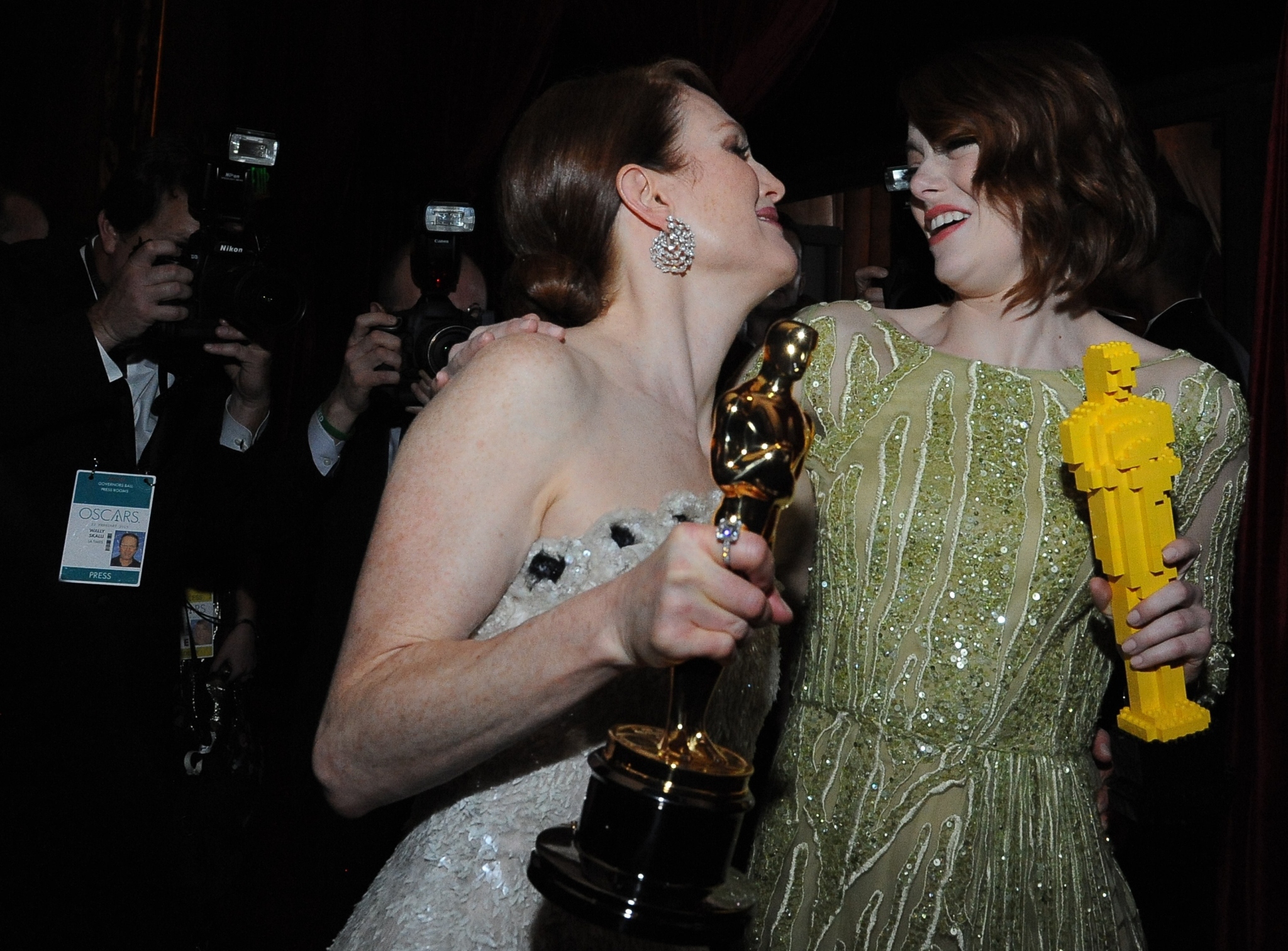 Julianne Moore and Emma Stone at event of The Oscars (2015)