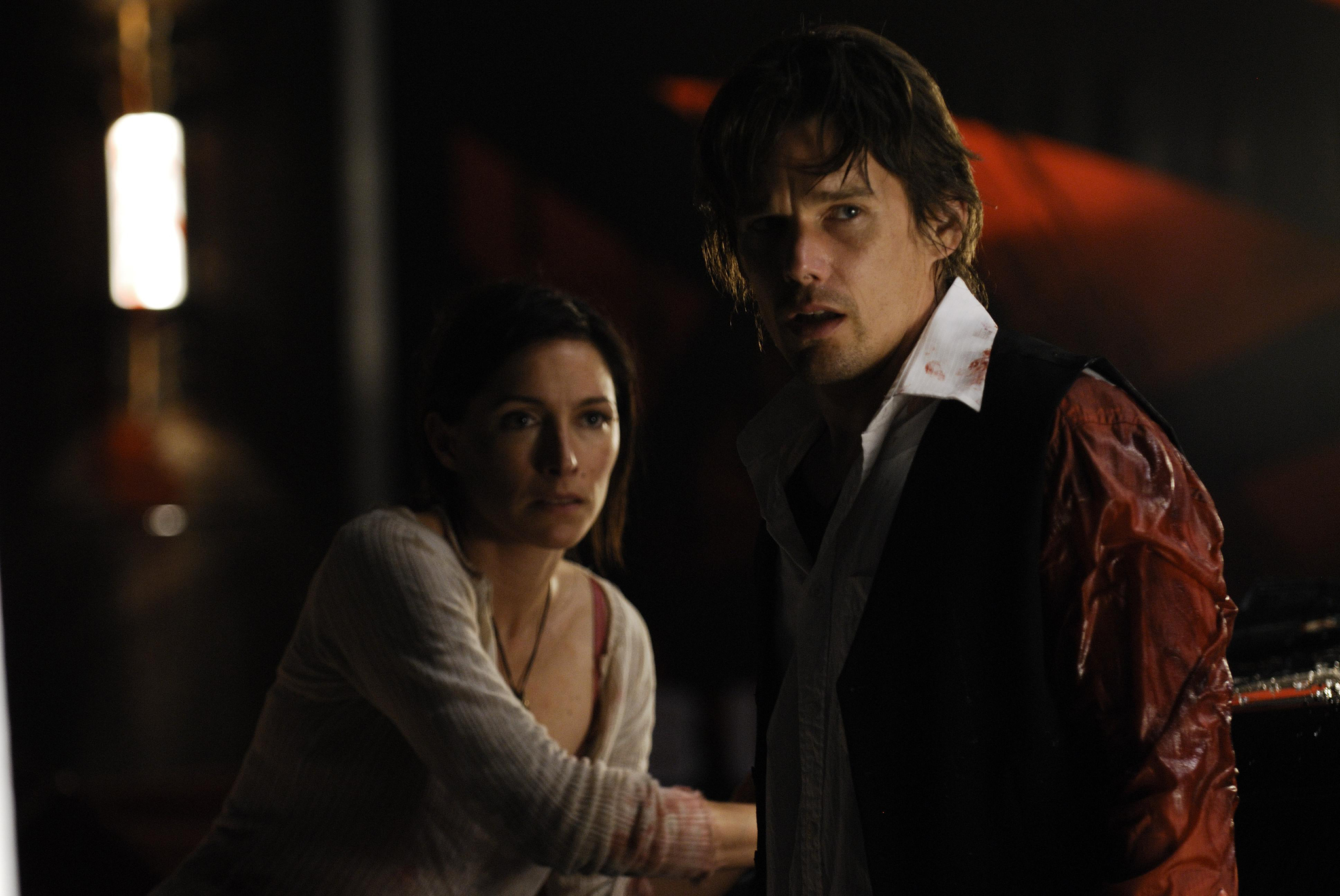 Still of Ethan Hawke and Claudia Karvan in Daybreakers (2009)