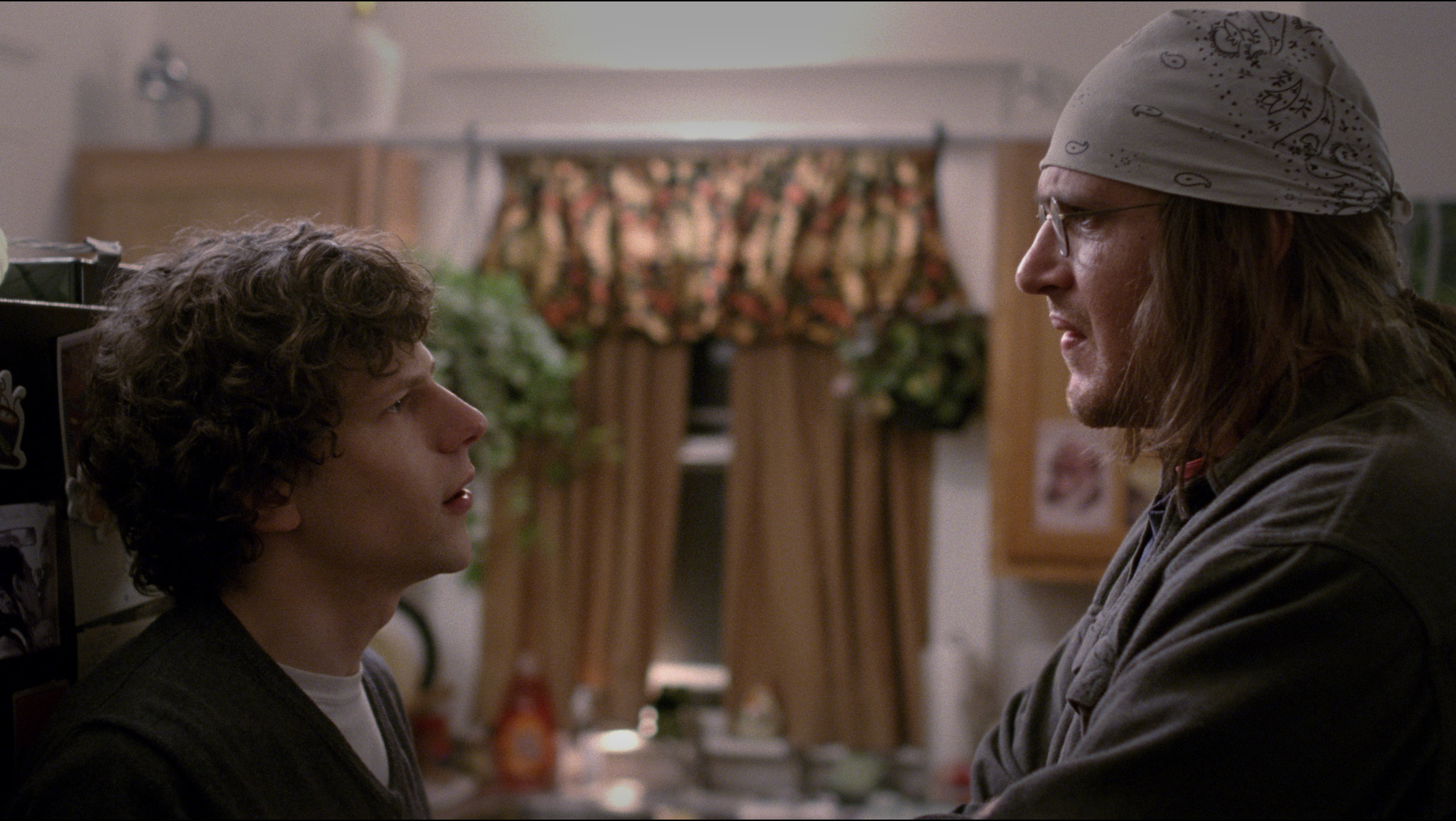 Still of Jesse Eisenberg and Jason Segel in The End of the Tour (2015)