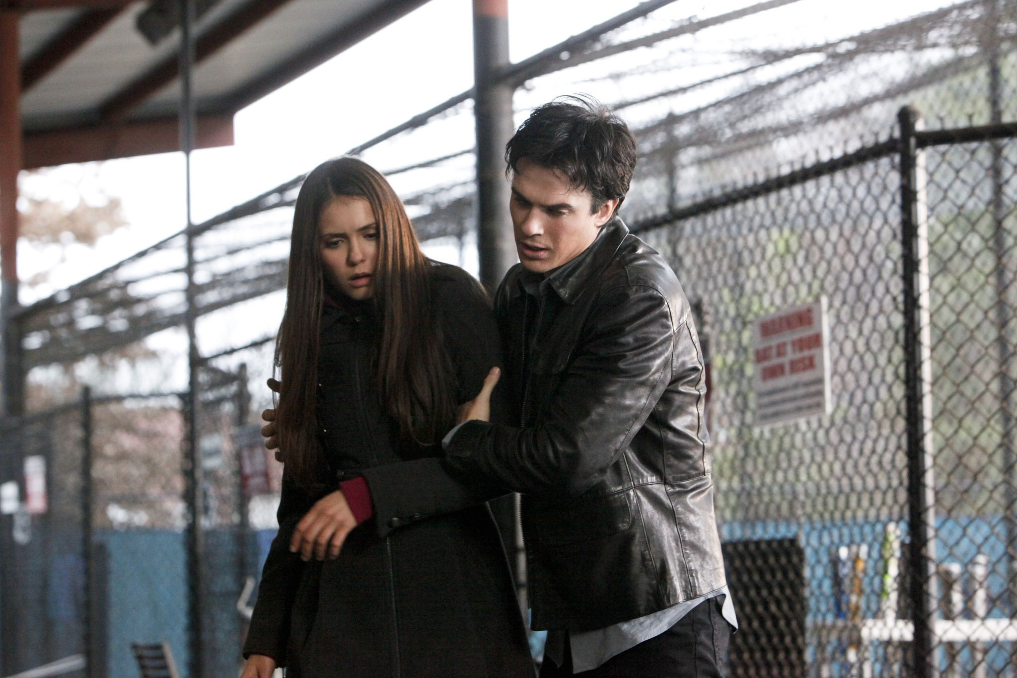 Still of Ian Somerhalder and Nina Dobrev in Vampyro dienorasciai (2009)