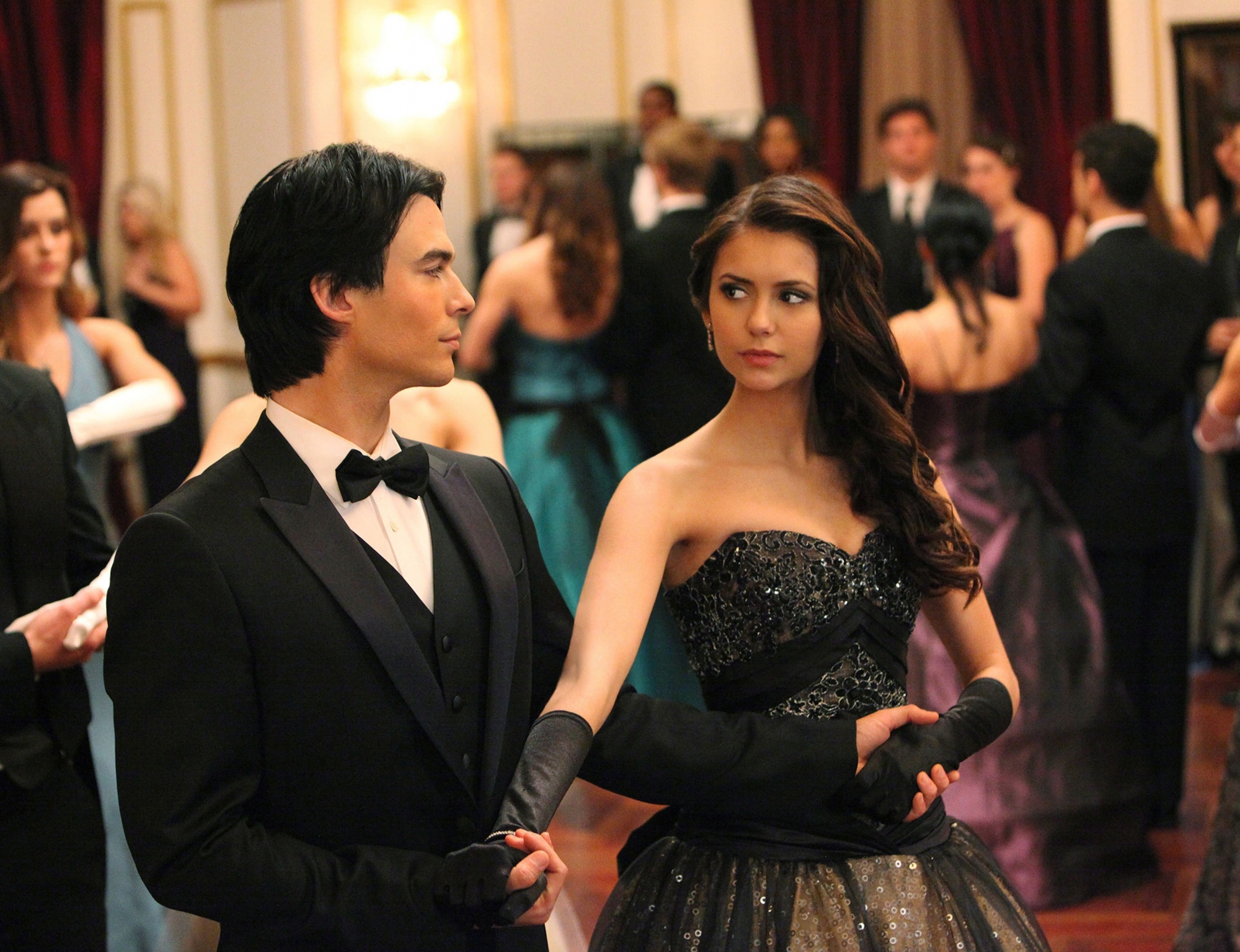 Still of Ian Somerhalder and Nina Dobrev in Vampyro dienorasciai (2009)