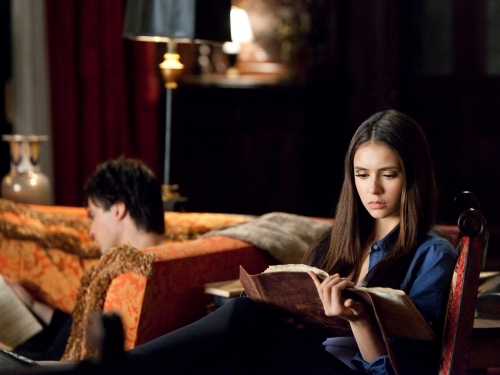 Still of Ian Somerhalder and Nina Dobrev in Vampyro dienorasciai (2009)