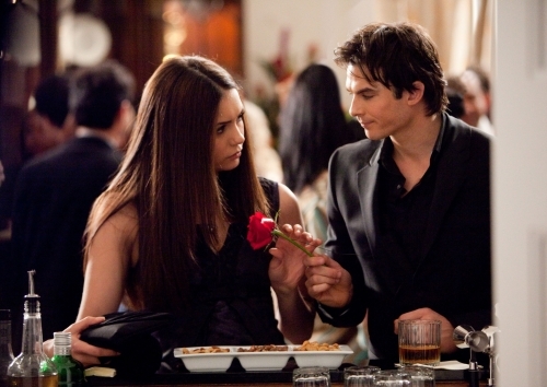 Still of Ian Somerhalder and Nina Dobrev in Vampyro dienorasciai (2009)