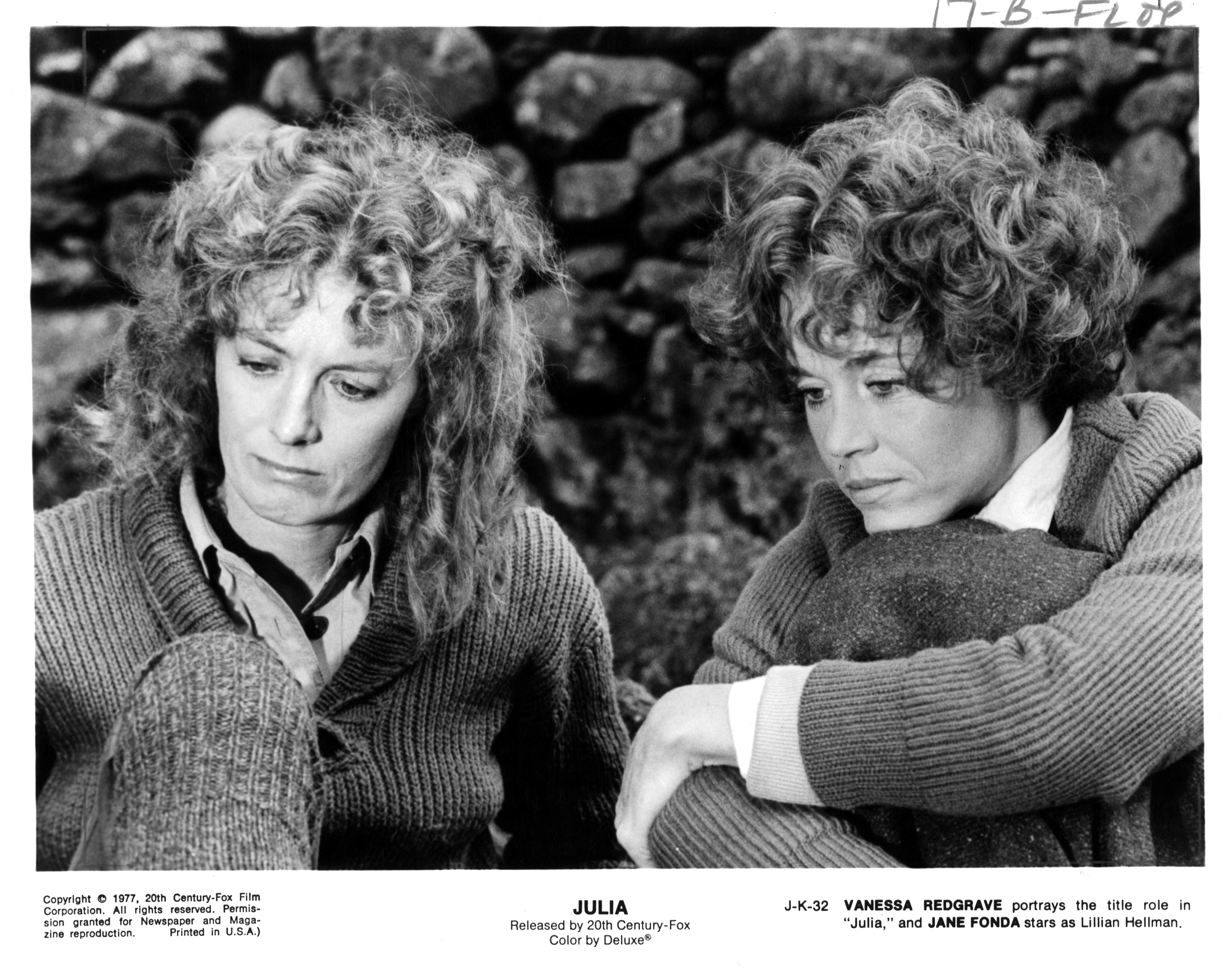 Still of Jane Fonda and Vanessa Redgrave in Julia (1977)