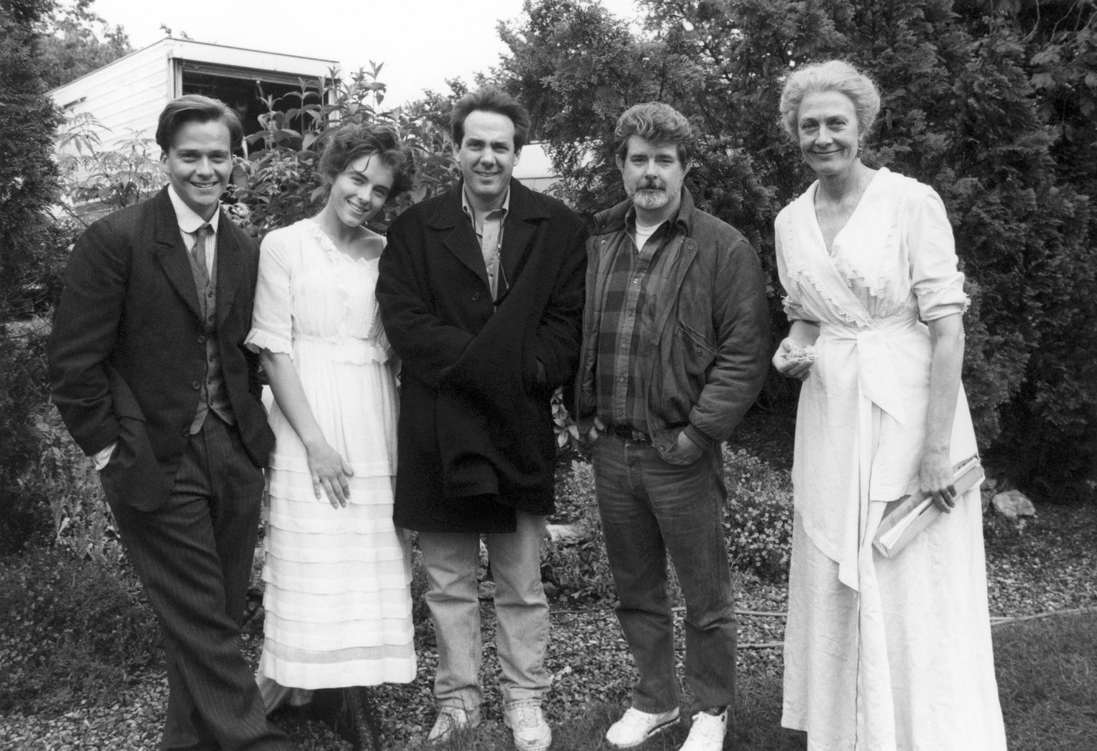 Elizabeth Hurley, George Lucas, Vanessa Redgrave, Sean Patrick Flanery and Rick McCallum in The Young Indiana Jones Chronicles (1992)