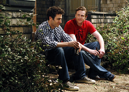 Still of Jason Segel and Josh Radnor in Kaip as susipazinau su jusu mama (2005)