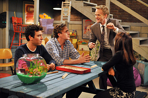 Still of Neil Patrick Harris, Alyson Hannigan, Jason Segel and Josh Radnor in Kaip as susipazinau su jusu mama (2005)