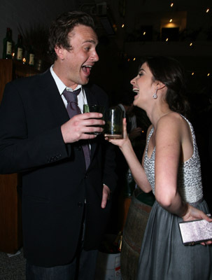 Jason Segel and Cobie Smulders at event of Kaip as susipazinau su jusu mama (2005)