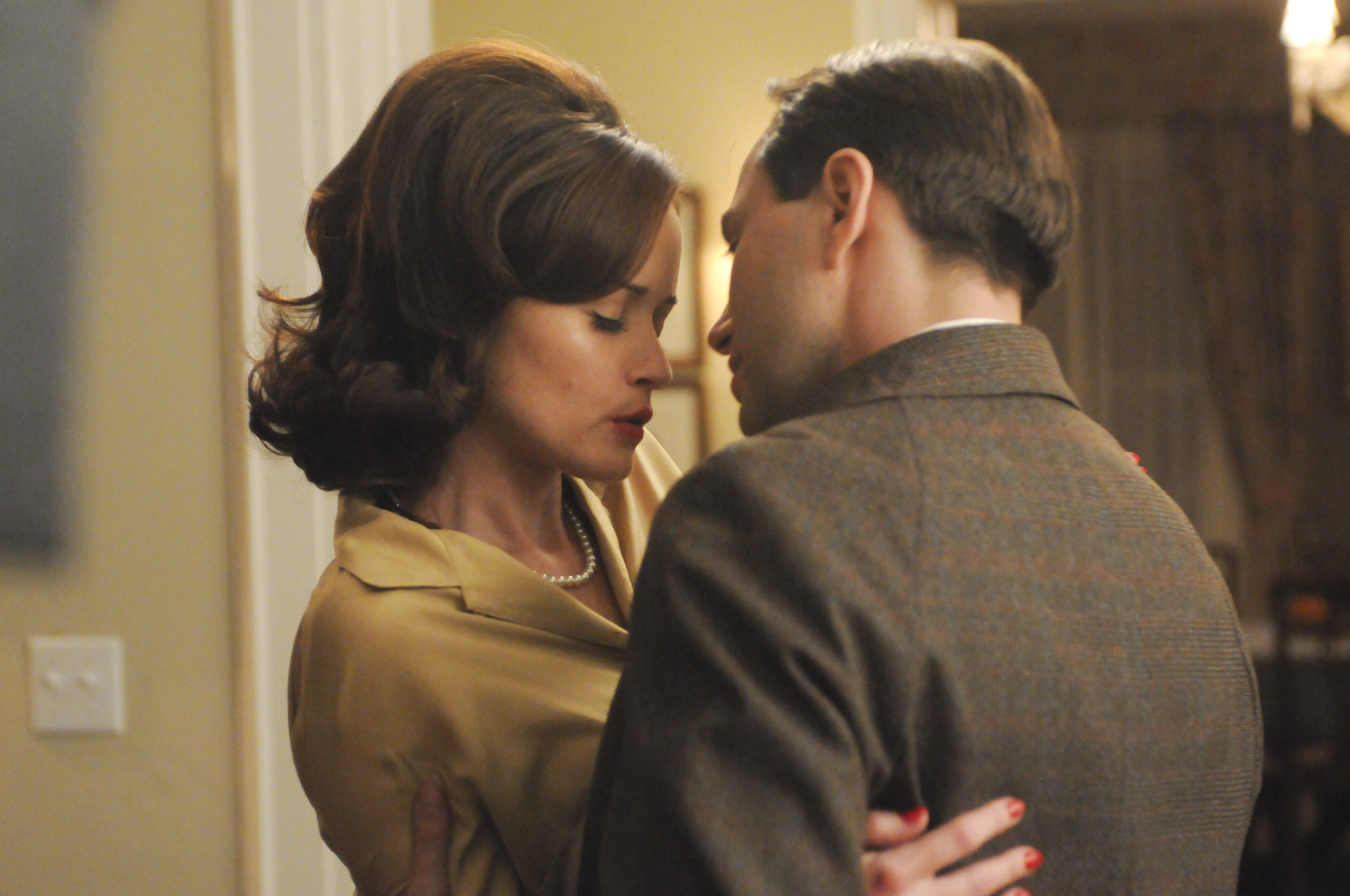 Still of Alexis Bledel and Vincent Kartheiser in MAD MEN. Reklamos vilkai (2007)