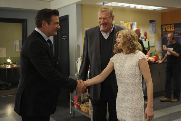 Still of Alec Baldwin, Ken Howard and Chloë Grace Moretz in 30 Rock (2006)