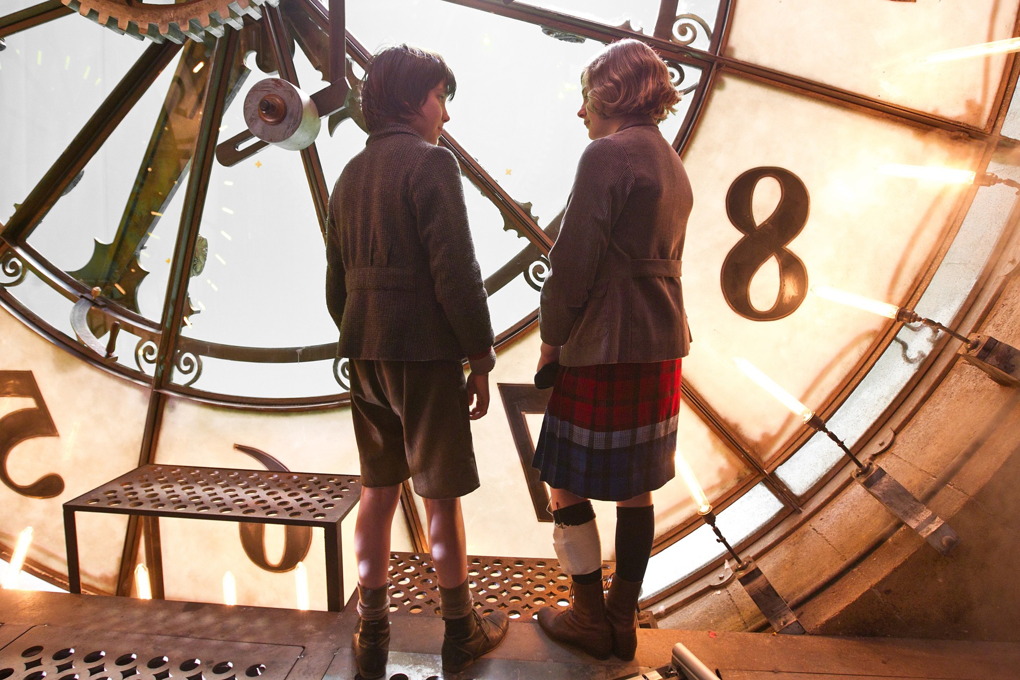 Still of Chloë Grace Moretz and Asa Butterfield in Hugo isradimas (2011)