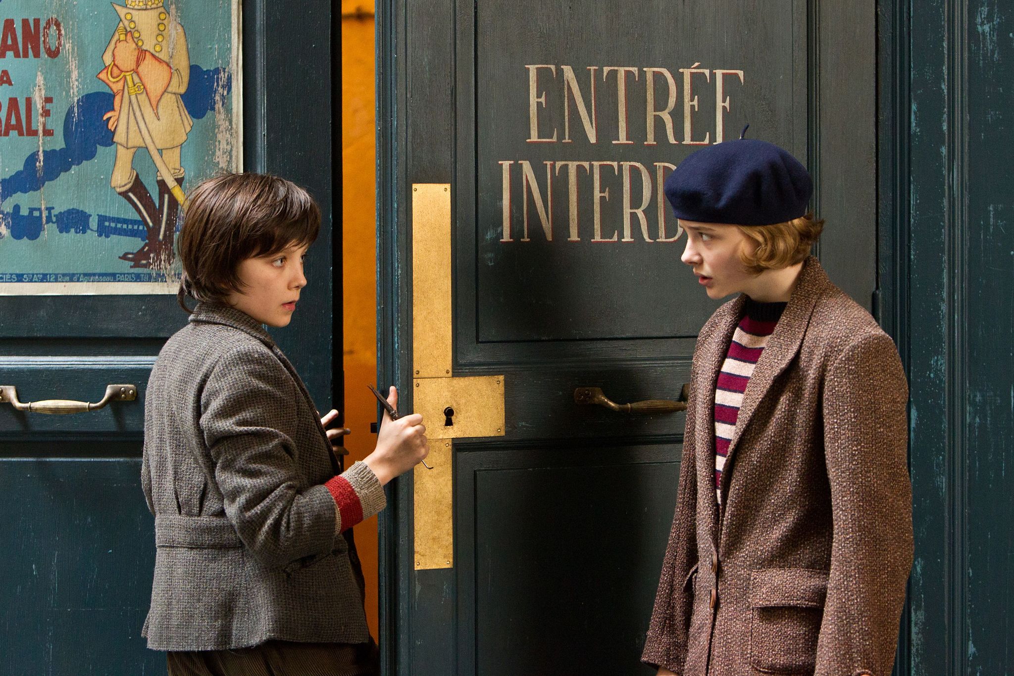 Still of Chloë Grace Moretz and Asa Butterfield in Hugo isradimas (2011)