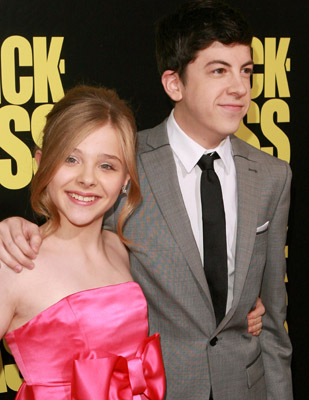 Chloë Grace Moretz and Christopher Mintz-Plasse at event of Ateini cia arba gausi i duda! (2010)