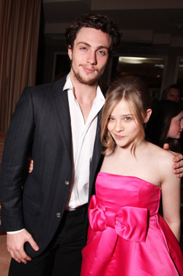 Aaron Taylor-Johnson and Chloë Grace Moretz at event of Ateini cia arba gausi i duda! (2010)