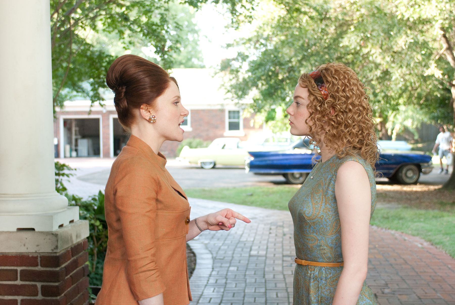 Still of Bryce Dallas Howard and Emma Stone in Tarnaite (2011)